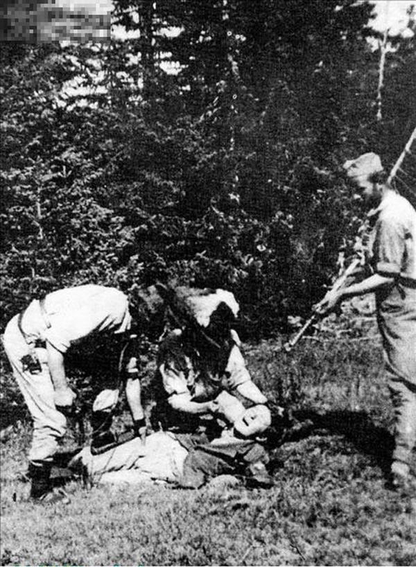 二战塞尔维亚伪军杀人取乐自拍照片曝光 禽兽行径(组图)